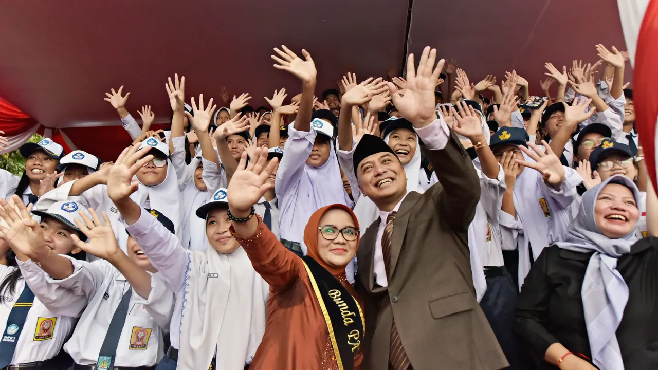 Eri Cahyadi bersama sejumlah pelajar Surabaya saat peringatan Hardiknas 2023. (Dian Kurniawan/Liputan6.com)