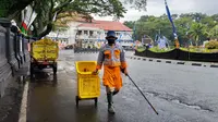 Petugas kebersihan di Kota Malang mulai jarang melihat tumpukan sampah depan pertokoan. Salah satu pemicunya jalan mulai sepi akibat wabah Corona Covid-19 (Liputan6.com/Zainul Arifin)