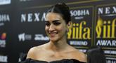 Aktris Bollywood Kriti Sanon tiba untuk menghadiri penghargaan International Indian Film Academy (IIFA) Awards ke-23 di Abu Dhabi, Uni Emirat Arab, Jumat, 26 Mei 2023.  IIFA adalah sebuah penghargaan bagi insan perfilman Bollywood. (AP Photo/Kamran Jebreili)