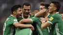 Para pemain Mexico merayakan gol yang dicetak Javier Hernandez ke gawang Kostarika pada laga kualifikasi Piala Dunia 2018 di Stadion Azteca, Mexico, Jumat (24/3/2017). Mexico menang 2-0 atas Kostarika. (AFP/Alfredo Estrella)