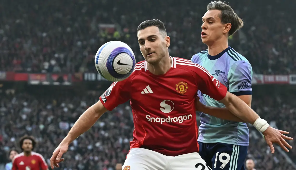 Tampil tertekan di babak pertama, Manchester United mampu menahan serangan sang tamu, Arsenal. (Paul ELLIS/AFP)
