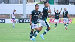 Persita Tangerang yang lebih menguasai jalannya babak pertama akhirnya justru kecolongan di menit ke-44. Ciro Alves membuat Persikabo 1973 unggul 1-0 lewat golnya usai memanfaatkan umpan Firza Andika. (Bola.com/Nandang Permana)