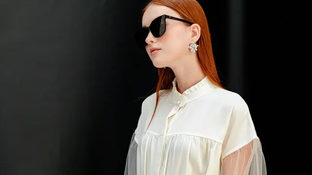 Wanita dengan kacamata hitam