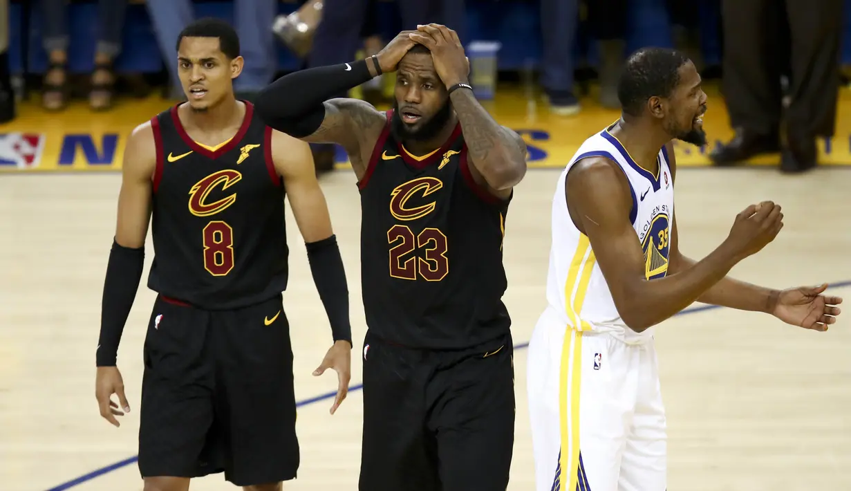 Pebasket Golden State Warriors, Kevin Durant, saat melawan Cleveland Cavaliers pada Gim 1 Final NBA di Oracle Arena, Jumat (1/6/2018). Kevin Durant terpilih sebagai pemain terbaik Final NBA 2018. (AP/Ben Margot)
