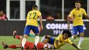 Pemain Brasil, Willian, berebut bola dengan pemain Peru, Yoshimar Yotun, pada laga Grup B Copa America Centenario. Kekalahan ini membuat Brasil berada pada posisi ketiga klasemen Grup B. (AFP/Hector Retamal)