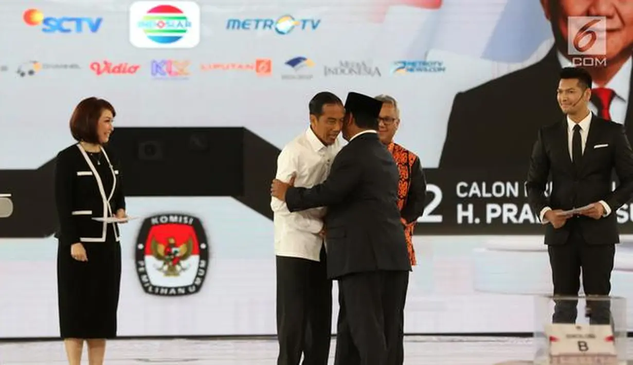 Capres nomor urut 01 Joko Widodo atau Jokowi (dua kiri) berpelukan dengan capres nomor urut 02 Prabowo Subianto (dua kanan) saat mengikuti debat keempat Pilpres 2019 di Hotel Shangri-La, Jakarta, Sabtu (30/3). (Liputan6.com/JohanTallo)