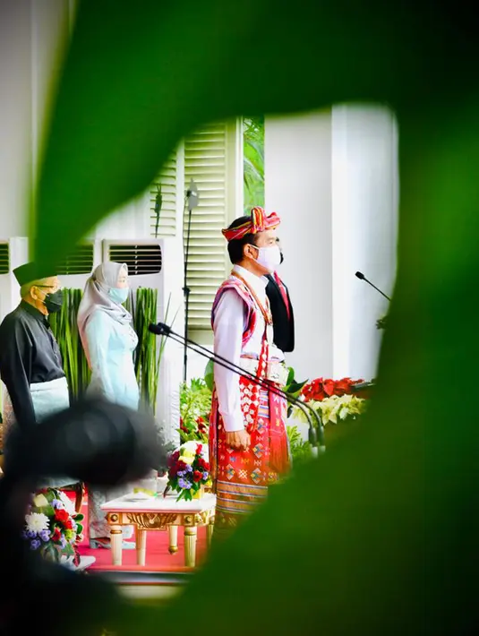 Presiden Joko Widodo atau Jokowi (depan) saat upacara Peringatan Detik-Detik Proklamasi Kemerdekaan Republik Indonesia di Istana Merdeka, Jakarta, Senin (17/8/2020). Peringatan dalam rangka HUT ke-75 Kemerdekaan RI kali ini mengusung tema "Indonesia Maju". (Foto: Biro Pers Sekretariat Presiden)
