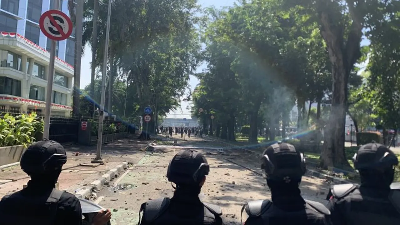 Bentrok di Mako Brimob Kwitang, Massa Lempari Polisi Pakai Batu