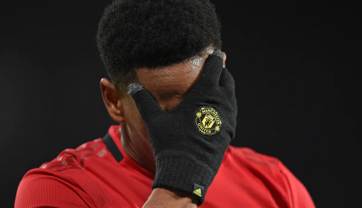 Striker Manchester United, Anthony Martial, tampak kecewa usai ditahan imbang Aston Villa pada laga Premier League di Stadion Old Trafford, Manchester, Minggu (1/12). Kedua klub bermain imbang 2-2. (AFP/Oli Scarff)