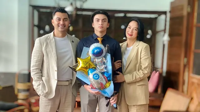 Potret 6 Artis Dampingi Anak Wisuda Kelulusan, Enggak Kalah Menawan