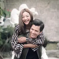 Rendi Jhon dan Glenca Chysara kini mulai santai dan tak malu lagi ketika tampil romantis di hadapan publik. (Instagram/glencachysaraofficial )