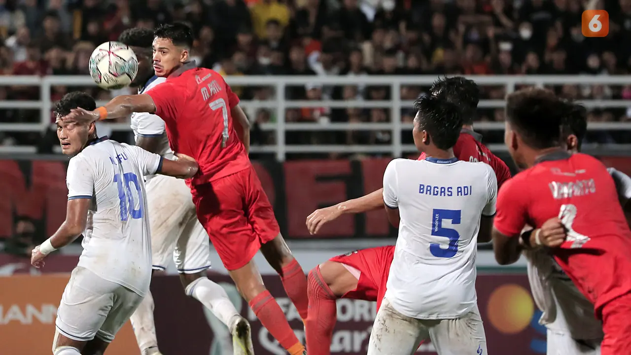 Foto: Laga Keras dan Momen Perselisihan antar Pemain saat Borneo FC Melawan Arema FC di Leg Kedua Final Piala Presiden 2022