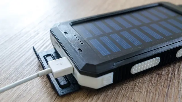 Ciri Orang Yang Selalu Cek Baterai Powerbank