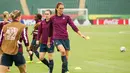 Pemain Inggris, Jill Scott (kanan) saat sesi latihan di Stadium Commonwealth, Edmonton, Kanada, Selasa (30/6/2015). Inggris akan menghadapi Jepang di semifinal Piala Dunia Wanita 2015. (AFP Photo/Geoff Robins)