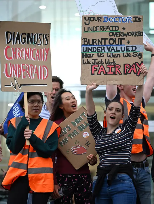 Mereka juga berencana melakukan aksi industrial gabungan bersama para dokter junior. (JUSTIN TALLIS/AFP)