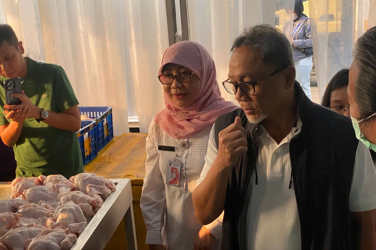 Menteri Perdagangan (Mendag) Zulkifli Hasan mengunjungi Rumah Potong Hewan Unggas (RPHU) Rawa Kepiting, di Kawasan Industri Pulogadung, Jakarta, Sabtu (4/5/2024). (Arief/Liputan6.com)