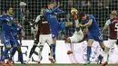 Aksi pemain West Ham, Andre Ayew (tengah) melakukan tembakan salto saat melawan Leicester City pada laga Premier League di London Stadium, London, (24/11/2017). Wets Ham tahan Leicester City 1-1. (AFP/Ian Kington)