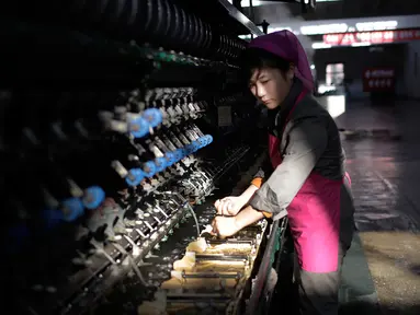 Seorang pekerja wanita memilah kepompong ulat sutra di Kim Jong Suk Silk Mill, Pyongyang, Korea Utara (6/1). Pabrik ini mampu menghasilkan benang sutra sebanyak 200 ton. (AP Photo/Wong Maye-E)