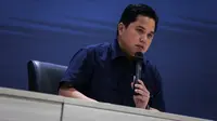 Ketua Umum PSSI, Erick Thohir memberikan keterangan pada konferensi pers Keputusan Bersama Sarasehan Sepak Bola Indonesia yang berlangsung di GBK Arena, Jakarta, Minggu (05/03/2023). (Bola.com/Bagaskara Lazuardi)