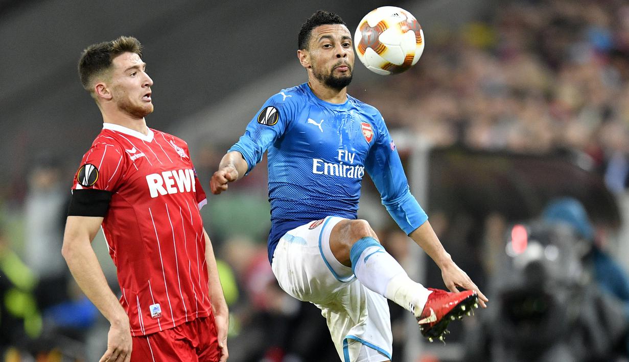 Pemain Arsenal, Francis Coquelin (kanan) mencoba melewati pemain FC Cologne, Salih Ozcan pada laga grup H Liga Europa di Rhein  Energie Stadium, Cologne, (23/11/2017). Arsenal kalah 0-1. (AP/Martin Meissner)