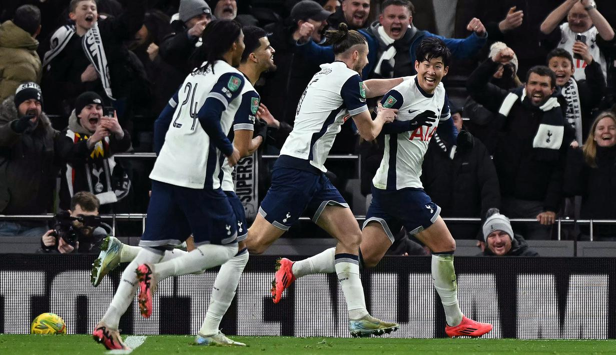 Pemain Tottenham Hotspur merayakan gol yang dicetak oleh Son Heung-min (kanan) ke gawang Manchester United pada laga perempat final Carabao Cup 2024/2025 di Tottenham Hotspur Stadium, London, Jumat (20/12/2024). (AFP/Ben Stansall)