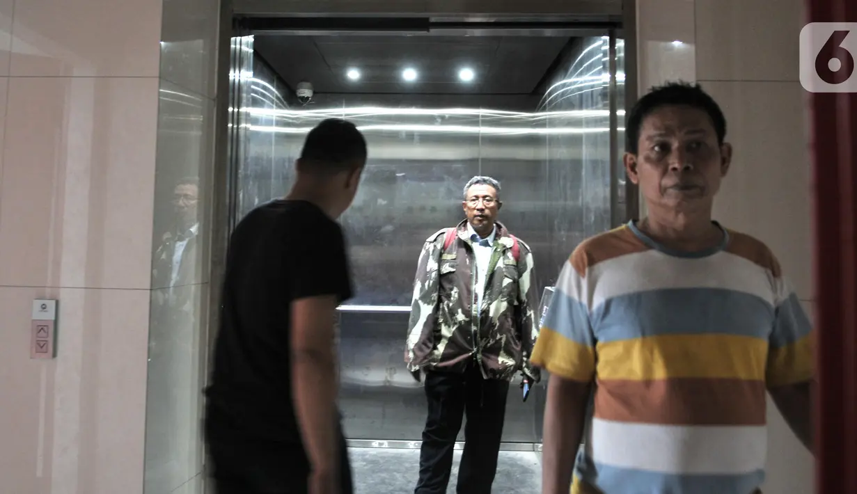 Seorang pria menaiki elevator di pasar Rusunawa Pasar Rumput, Jakarta, Selasa (15/10/2019). Pasar ini dilengkapi elevator untuk memudahkan akses pedagang serta penghuni rusun. (merdeka.com/Iqbal Nugroho)