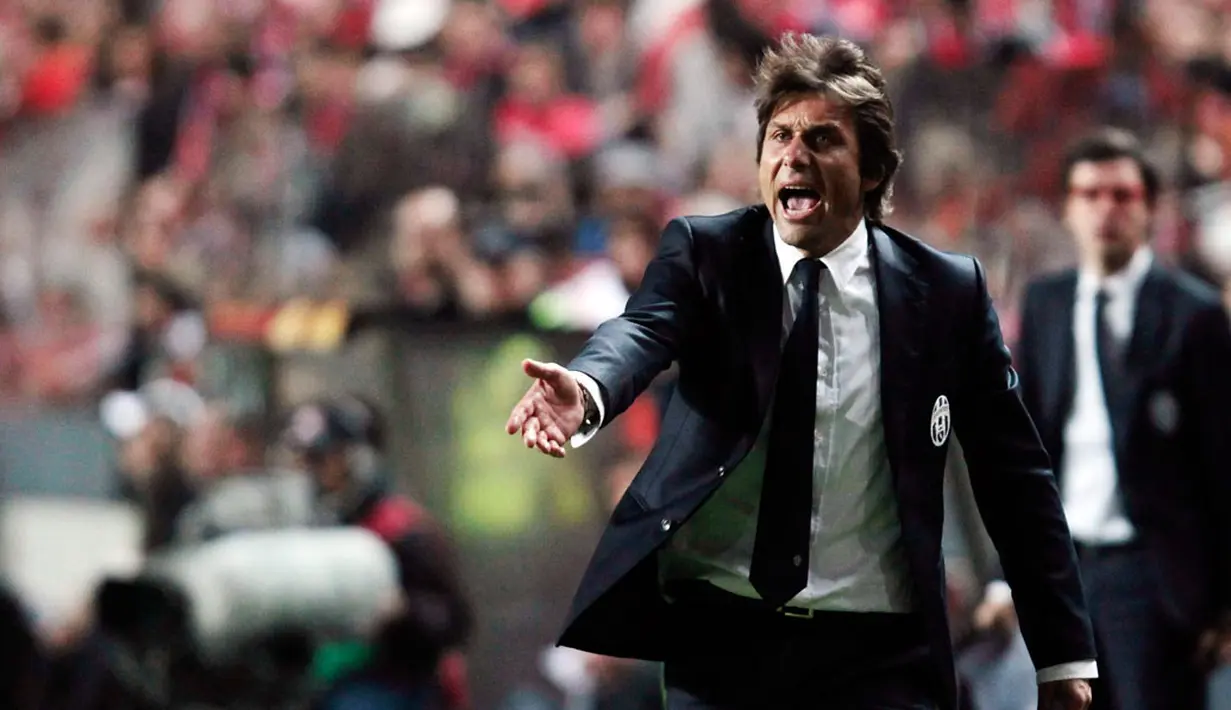 Antonio Conte (pelatih Juventus) memberikan arahan kepada timnya saat berlaga melawan Benfica dalam laga pertama semifinal Liga Europa di stadion Luz, Lisbon (25/4/2014). (REUTERS/Hugo Correia)