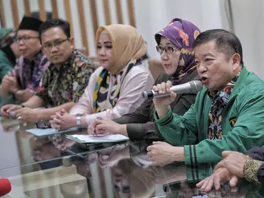 Anggota Dewan Pertimbangan Presiden, Suharso Monoarfa (kedua kanan) memberi keterangan pers di DPP PPP, Jakarta, Sabtu (16/3). Pada rapat tertutup, Pengurus PPP menunjuk Suharso Manoarfa menjadi Plt Ketum PPP. (Liputan6.com/Faizal Fanani)