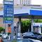 Kenaikan harga minyak dunia dipicu beberapa faktor utama, terutama situasi geopolitik antara Amerika Serikat dan Iran. Tampak dalam foto, harga bensin yang melebihi 8 delapan dolar AS per galon tertera di sebuah SPBU Chevron di Los Angeles, California, pada 28 April 2026. (Frederic J. BROWN/AFP)