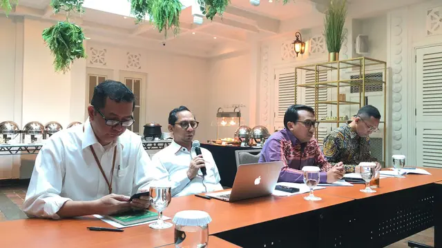 Sekretaris Kementerian Koordinator Bidang Kemaritiman dan Investasi Ayodhia Kalake, menjelaskan mengenai KTT AIS forum yang akan diselenggarakan pada 11 Oktober 2023 di Bali. (Tira/Liputan6.com)