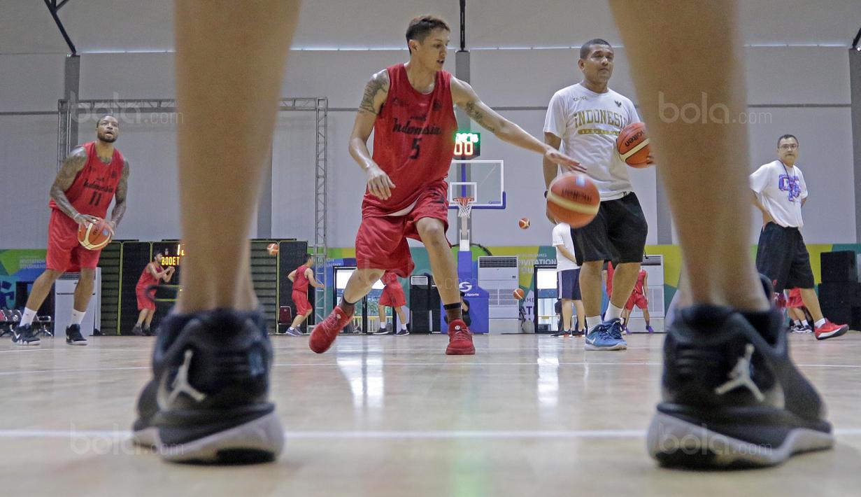 Aksi pemain Timnas Basket Indonesia, Daniel Wenas saat melakukan sesi latihan jelang test event Asian Games 2018 di Hall A Senayan, Jakarta, Rabu (7/2/2018). Test Event ini berlangsung pada 8-12 February 2018. (Bola.com/Nicklas Hanoatubun)