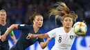 Gelandang Korea Selatan, So-Hyun Choduring, berebut bola dengan gelandang Prancis, Gaetane Thiney, pada laga Piala Dunia Wanita 2019 di Stadion Parc des Princes, Paris, Jumat (7/6). (AFP/Francois Xavier Marit)