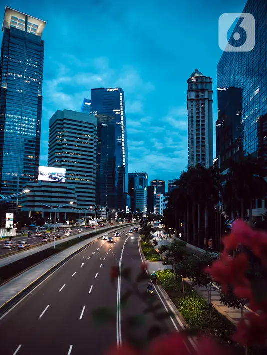 Kondisi lalu lintas di Jalan Jenderal Sudirman, Jakarta, Selasa (29/12/2020). Ruas jalan di Jakarta yang ditutup pada malam Tahun Baru di antaranya Jalan Jenderal Sudirman dan Jalan MH Thamrin. (Liputan6.com/Faizal Fanani)