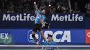 Aksi Tontowi Ahmad di perempat final Indonesia Open Superseries Premier 2015, Jakarta, Jumat (5/6/2015). Tontowi/ Liliyana menang atas ganda Tiongkok Liu Cheng/ Bao Yixin dengan skor 2-0 (21-15 dan 21-18). (Liputan6.com/Herman Zakharia)