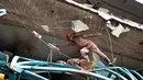 Petugas memeriksa puing-puing bekas ledakan di sebuah pabrik garmen di Dhaka, Bangladesh (4/7). insiden itu terjadi akibat ledakan mesin boiler di pabrik garmen Multifabs Limited. (AP Photo / AM Ahad)