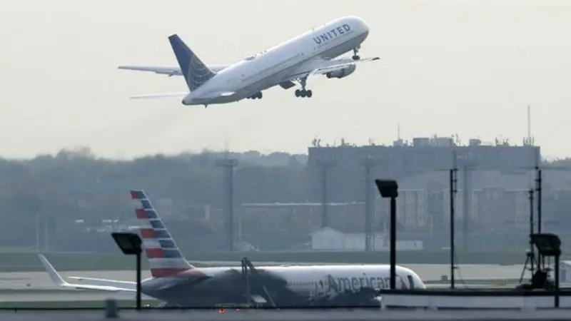 Pesawat American Airlines terbakar di Bandara Chicago