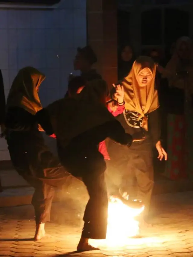 Pertandingan sepak bola api santri putri di Ponpes Al Hasani, Jatimulyo, Alian, Kebumen. (Foto: Liputan6.com/Humas Polres Kebumen/Muhamad Ridlo)