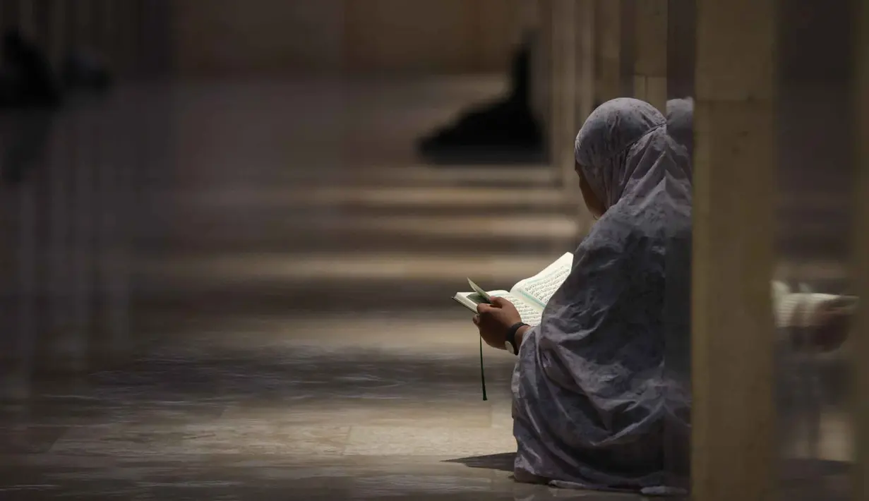 Itikaf merupakan kesempatan untuk memfokuskan hati dan jiwa hanya kepada Allah, serta memutus sementara hal-hal yang bersifat duniawi. Tampak dalam foto, umat Muslim dari berbagai wilayah Jakarta dan sekitarnya saat melakukan Itikaf pada malam ke-21 Ramadan di Mesjid Istiqlal, Jakarta, Selasa (10/3/2026). (Kapanlagi.com/Budy Santoso)