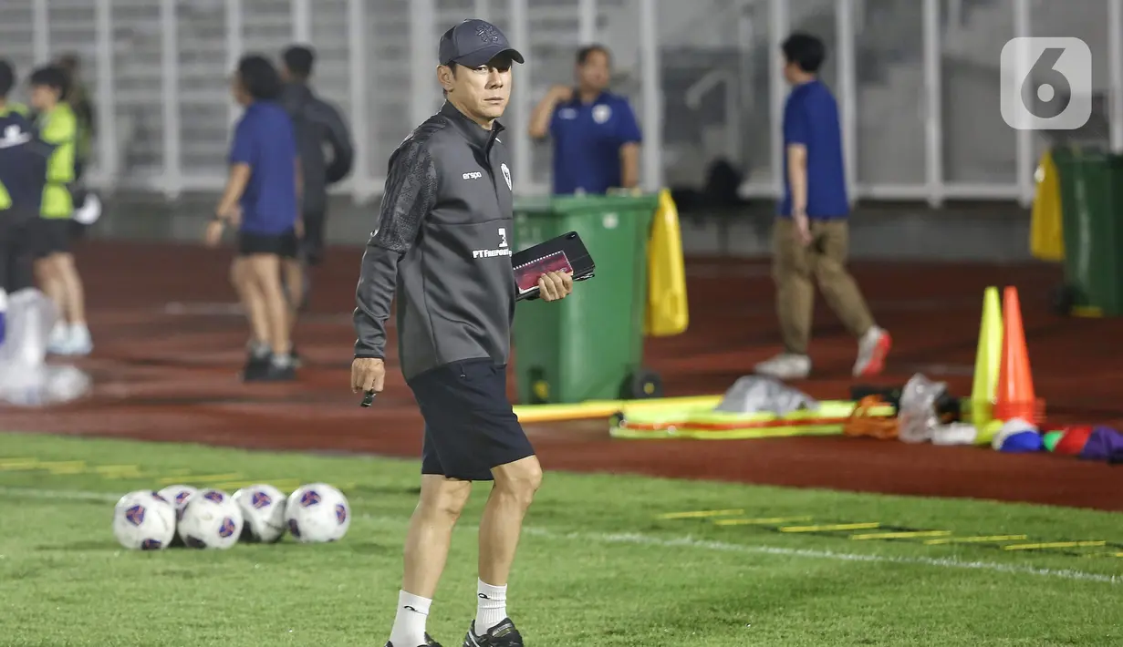 Pelatih timnas Indonesia, Shin Tae-yong memimpin langsung latihan kedua tim Garuda. (Liputan6.com/Angga Yuniar)