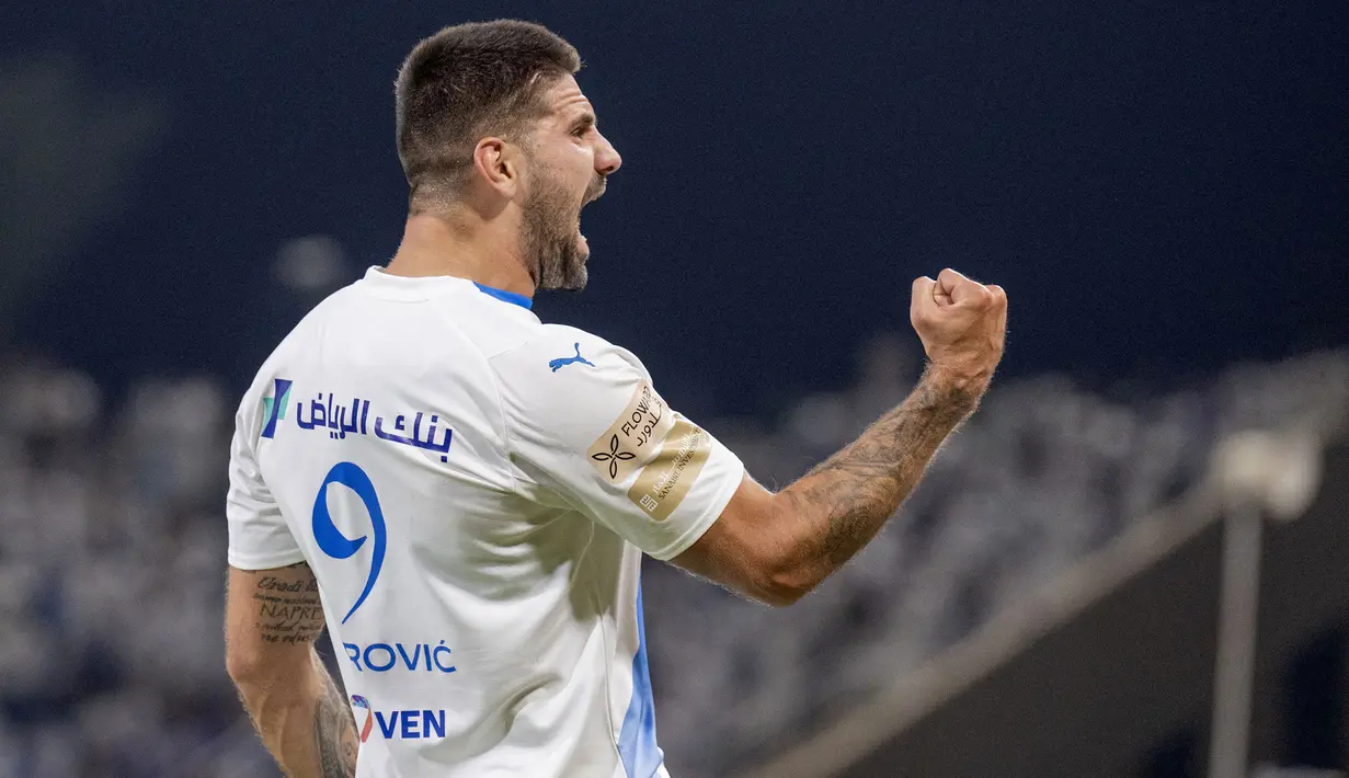 Aleksandar Mitrovic didatangkan Al Hilal dari Fulham pada awal musim 2023/2024. Saat ini ia berstatus sebagai top skor bersama timnas Serbia dengan catatan 57 gol dari 85 laga. Bersama Al Hilal hingga kini ia telah mencetak 11 gol dan 3 assist dari total 12 laga di semua kompetisi. (AFP)