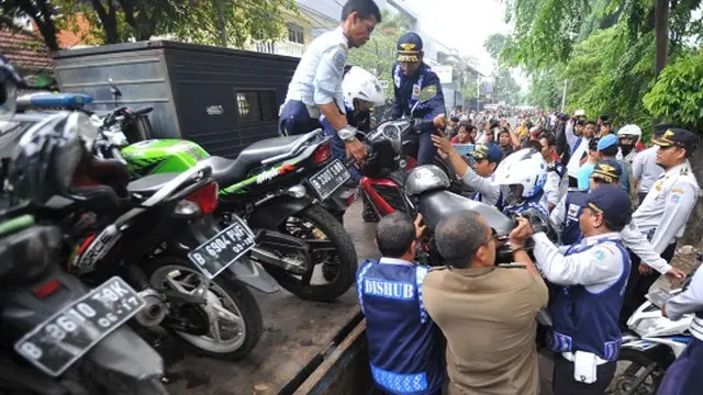 Tertibkan parkir liar di Thamrin City, petugas angkut ratusan motor