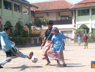 Melengkapi Ramadhan dan mengisi bulan kemerdekaan, santri Miftahulfalah Bandung berlaga dilapangan futsal tidak seperti biasanya. Mereka berbusana layaknya santri yang sedang dalam pengajian (21/08).