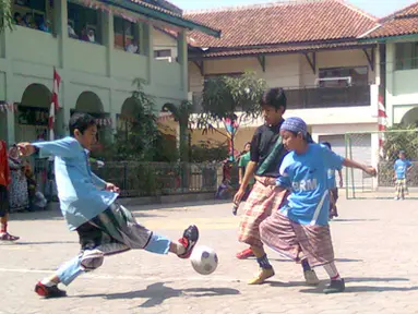 Melengkapi Ramadhan dan mengisi bulan kemerdekaan, santri Miftahulfalah Bandung berlaga dilapangan futsal tidak seperti biasanya. Mereka berbusana layaknya santri yang sedang dalam pengajian (21/08).