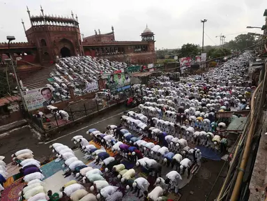 Hari ini, Selasa (29/7/14), pemeluk agama Islam di India merayakan Hari Raya Idul Fitri di Masjid Jama. (REUTERS/Adnan Abidi)