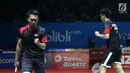 Pebulu tangkis ganda putra Indonesia, M Ahsan/Hendra Setiawan saat melawan Hiroyuki Endo/Yuta Watanabe (Jepang) di di Babak 8 besar Indonesia Open 2019 di Istora Senayan, Jakarta, Jumat (19/7/2019). Hendra/Ahsan unggul 21-15, 9-21, 22-20. (Liputan6.com/Helmi Fitrhiansyah)