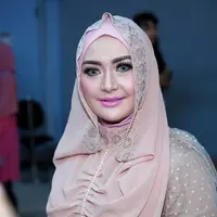 Setelah Eddies Adelia resmi menjanda, ia kini mulai fokus dengan masa depannya. Catatan kelam bersama suaminya, Ferry Setiawan telah ditutup. Lantas apa yang dilakukan setelah bercerai? (Deki Prayoga/Bintang.com)