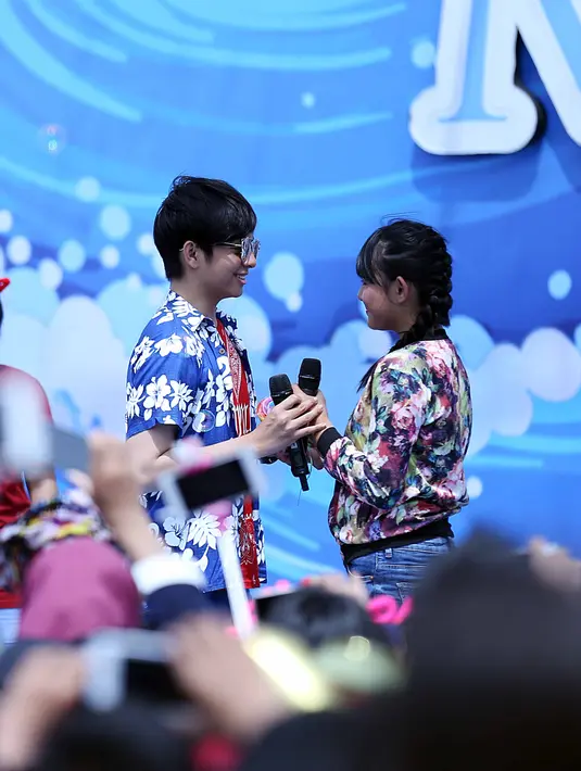 Sejak pagi, Sabtu (31/12/2016) para penggemar sinetron Mermaid in Love memadati arena diselenggarakan dalam meet and greet acara tersebut. Penggemar yang didominasi remaja putri memadati arena yang diselenggarakan siang itu. (Nurwahyunan/Bintang.com)