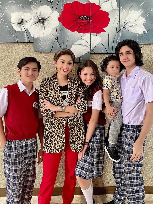 Disebut Mama Hits, Ini 6 Potret Windy Wulandari Bersama Pemain Muda Dari Jendela SMP