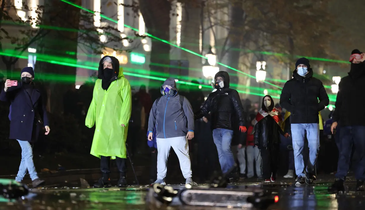 Keputusan pemerintah Georgia untuk menangguhkan negosiasi terkait bergabung negara tersebut dengan Uni Eropa memicu aksi unjuk rasa di Tbilisi sejak Sabtu (30/11/2024) malam. (Giorgi ARJEVANIDZE/AFP)