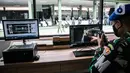 Petugas memantau rekaman kamera pengawas yang terpasang di Instalasi Tahanan Militer TNI AD, Markas Pomdam Jaya, Jakarta, Selasa (20/4/2021). (Liputan6.com/Faizal Fanani)